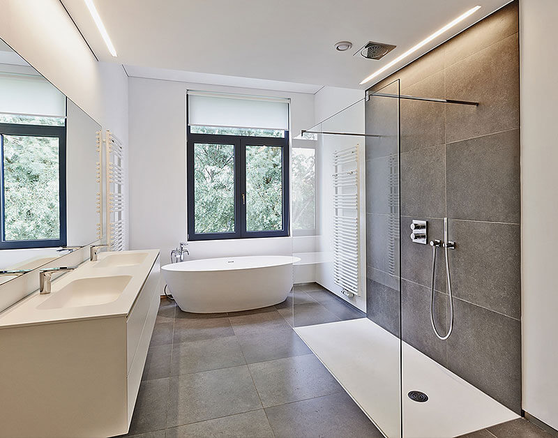 Badsanierung ein helles modernes Badezimmer
